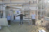 Berlin STREIF Bauberater Andreas Ott mit den Kunden auf Hausaufbautag