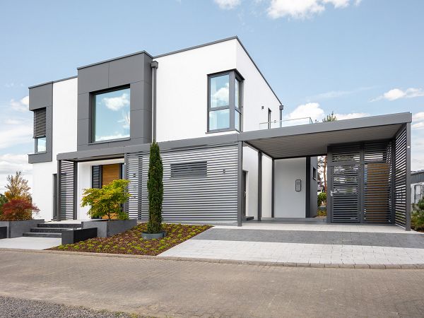 Moderne Stadtvilla mit Carport und Nebeneingang