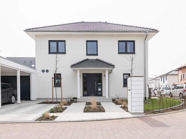 Elegante Haustür mit zwei Seitenteilen