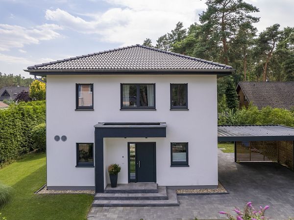 Moderne Haustür mit einem Seitenteil