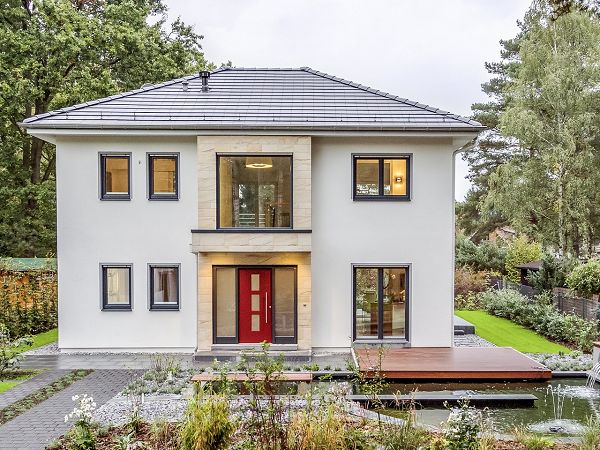 Haustür als Blickfang mit zwei großen Seitenteilen