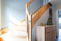 Hausbau schlüsselfertig Erfahrungen, Treppe in Holz mit Edelstahlstäben