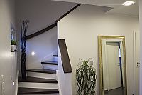 moderner Treppenaufgang im Fertighaus von Streif