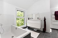 Elegante Hausarchitektur - Bad mit Wanne und Doppelwaschbecken 
