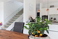 Elegante Hausarchitektur - Wohn- Essbereich und geradläufiger Treppe ins Obergeschoss