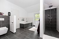 Elegante Hausarchitektur - Duschbad mit grauen Fiesen 