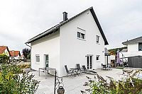 Kleines Haus bauen - seitliche Ansicht mit Terrassengestaltung übereck