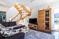 Luxemburg Hausbau mit STREIF - modernes Familiendomizil Baufamilie Hagelstein - offene Treppe im Wohnzimmer