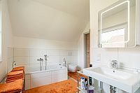 Hausbau mit Schleppdachgaube und Standbalkon Badgestaltung