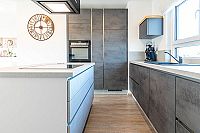 Winkelbungalow mit integrierter Garage, moderne Küchenplanung mit flächenbündigem Einbau