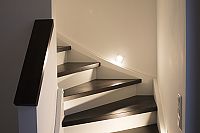 Fertighaus energieeffizient bauen mit Streif - massive Treppe in Weiß - schwarz