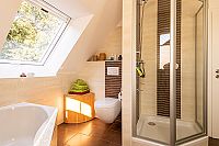 Friesenhaus - Badezimmer mit Dachfenster und Blick ins Grüne