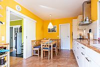 Friesenhaus - Die Essecke in der Küche bietet Platz für die ganze Familie.