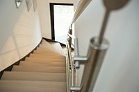 Poing Musterhaus Flur Obergeschoss viertelgewendelte Treppe