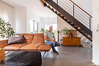 Pultdachhaus bauen Offener Wohn- und Flurbereich mit geradläufiger Treppe 