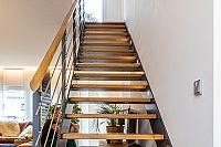 Pultdachhaus bauen - Geradläufige Treppe in Stahloptik und Trittstufen in Eichenholz