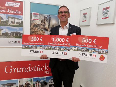 STREIF Bauberater Guido Birk mit den Spenden-Schecks