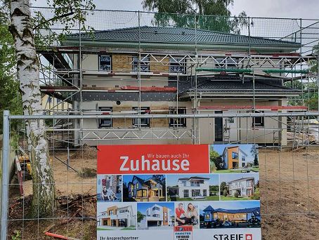 Berlin - Hausbau mit STREIF-Bauberater Andreas Ott, exklusive Stadtvilla mit Garage, Dachterrasse, Balkon, Erker und überdachter Terrasse, der Rohbau ist fertig