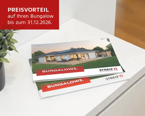 STREIF Bungalow Katalog liegt auf weißem Tisch mit Hausabbildung und rotem Titelbereich