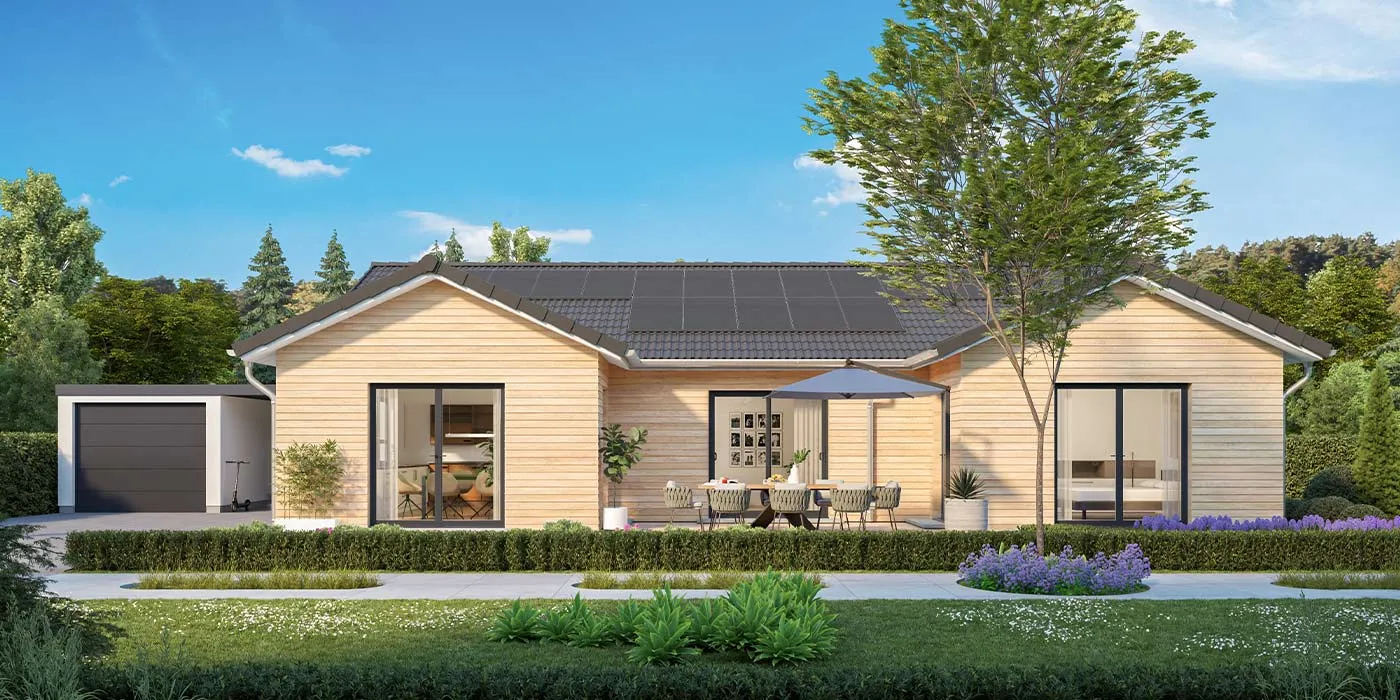 Fertighaus Bungalow mit Satteldach, Holzfassade, Solarmodulen und Terrasse im Garten