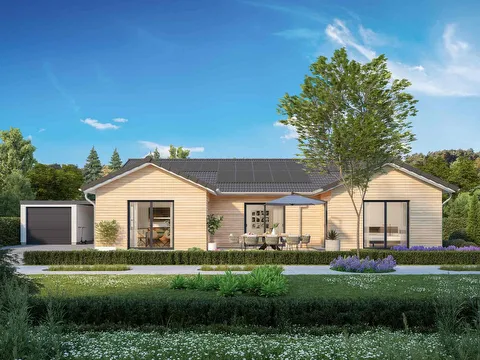 Fertighaus Bungalow mit Satteldach, Holzfassade, Solarmodulen und Terrasse im Garten
