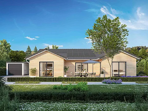 Fertighaus Bungalow mit Satteldach, Holzfassade, Solarmodulen und Terrasse im Garten