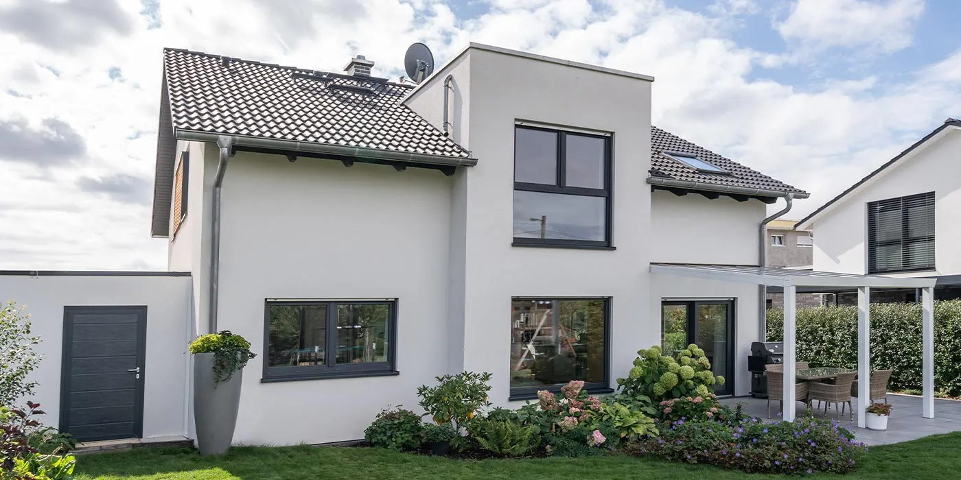 Einfamilienhaus mit exklusivem Charme und Flachdacherker mit Panoramafenster-- Außen