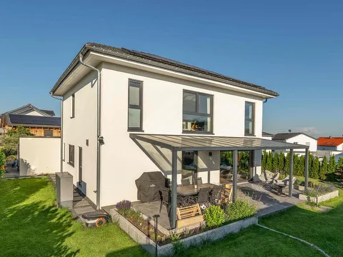Elegante Stadtvilla mit Terrassenueberdachung