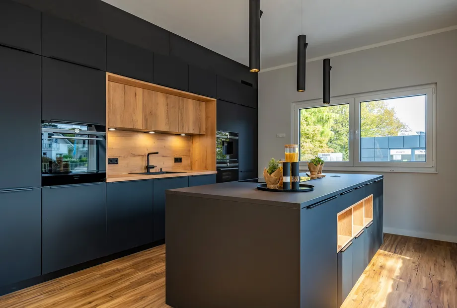Moderne schwarze Küche mit Holzakzenten - Einfamilienhaus