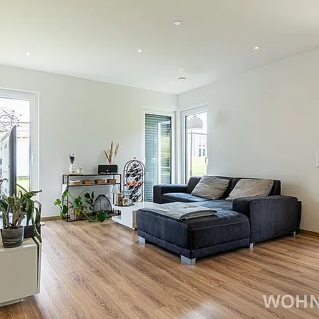 Mehrfamilienhaus Blick in ein Wohnzimmer