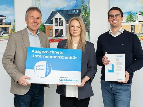 STREIF Unternehmensauszeichnung mit drei Personen, Bonitätszertifikat und Auszeichnungstafel vor gemalten Häusern