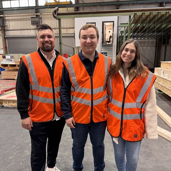 Die Baufamilie aus dem Kreis Kitzingen mit Bauberater Lukas Wendland (links) Die Baufamilie aus dem Kreis Kitzingen mit Bauberater Lukas Wendland (links)