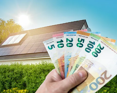 STREIF Energieausweis vor Einfamilienhaus mit Photovoltaikanlage auf dem Dach