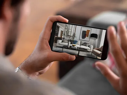 STREIF Innenraum auf Smartphone während einer Beratung mit visualisiertem Wohnzimmer und Sofa