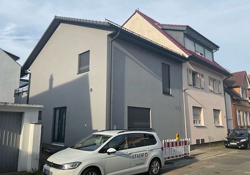 Anbau an ein bestehendes Haus in einer Baulücke