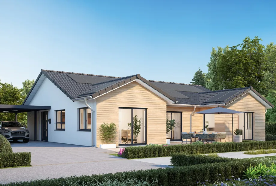 Fertighaus Bungalow mit Satteldach, Holzfassade, Solarmodulen und Terrasse im Garten