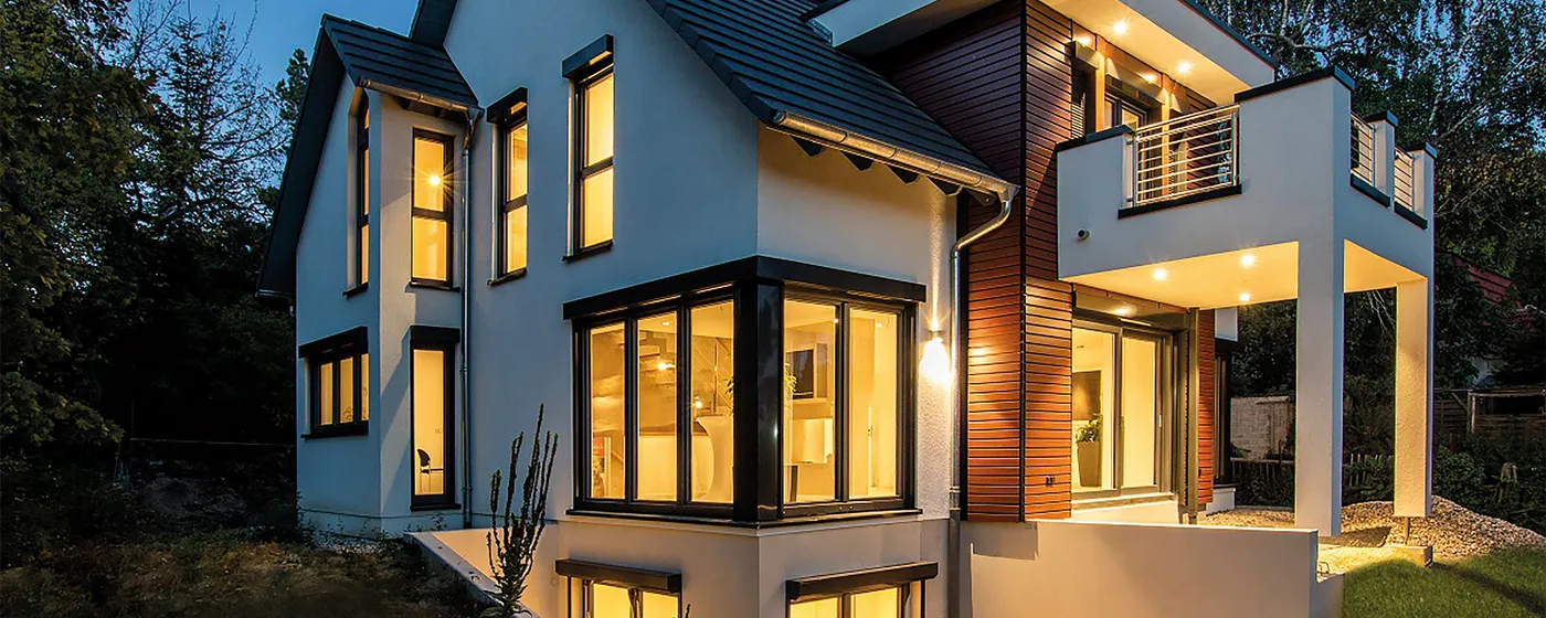 Einfamilienhaus mit Eker, Standbalkon und Übereckfenstern