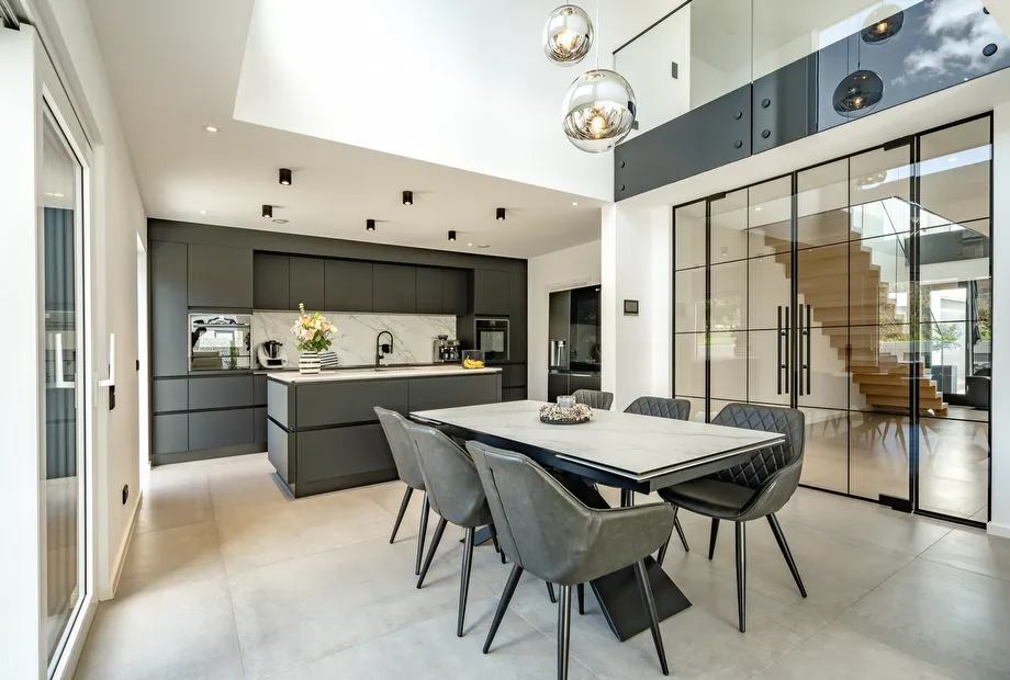 Moderne Küche mit Loft Türen im Fertighaus