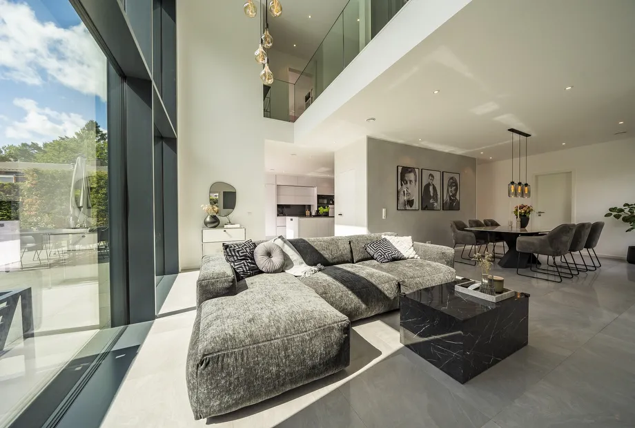 Luxuriöses Wohnzimmer im Einfamilienhaus