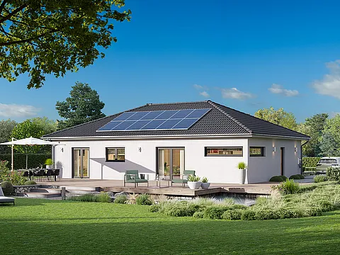 Fertighaus Bungalow mit Walmdach, heller Putzfassade, Photovoltaikanlage und Terrasse im Garten