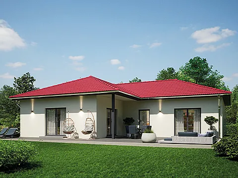 Fertighaus Bungalow mit rotem Walmdach, heller Putzfassade, überdachter Terrasse und gepflegtem Garten