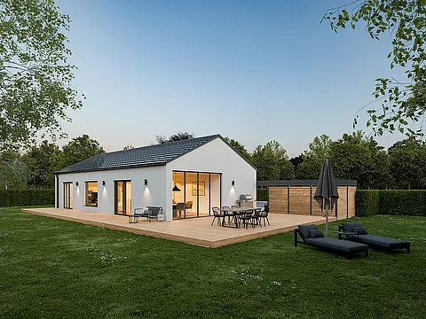 Fertighaus Bungalow eingeschossige Außenansicht mit Satteldach, weißer Fassade, großen Glasflächen, Holzterrasse im Garten