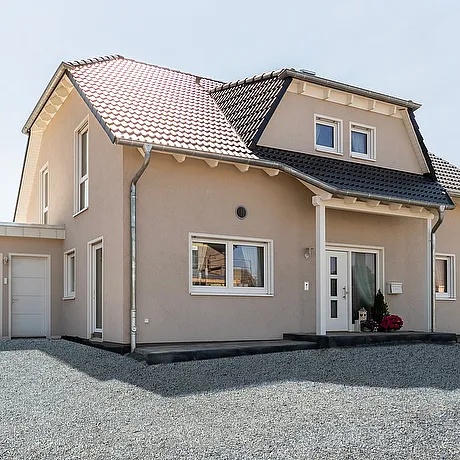 Einfamilienhaus mit Krüppelwalmdach und Trapezgaube