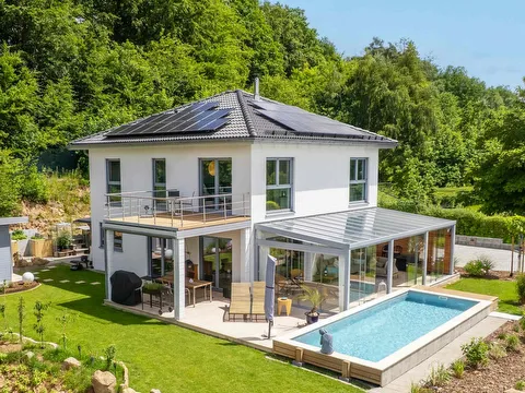 Stadtvilla mit Wintergarten, Balkon und Pool Gartenansicht