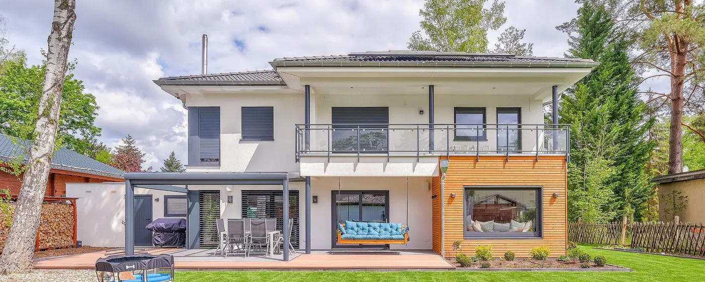 Stadtvilla Gartenseite mit Erker und Balkon sowie Holzverkleidung