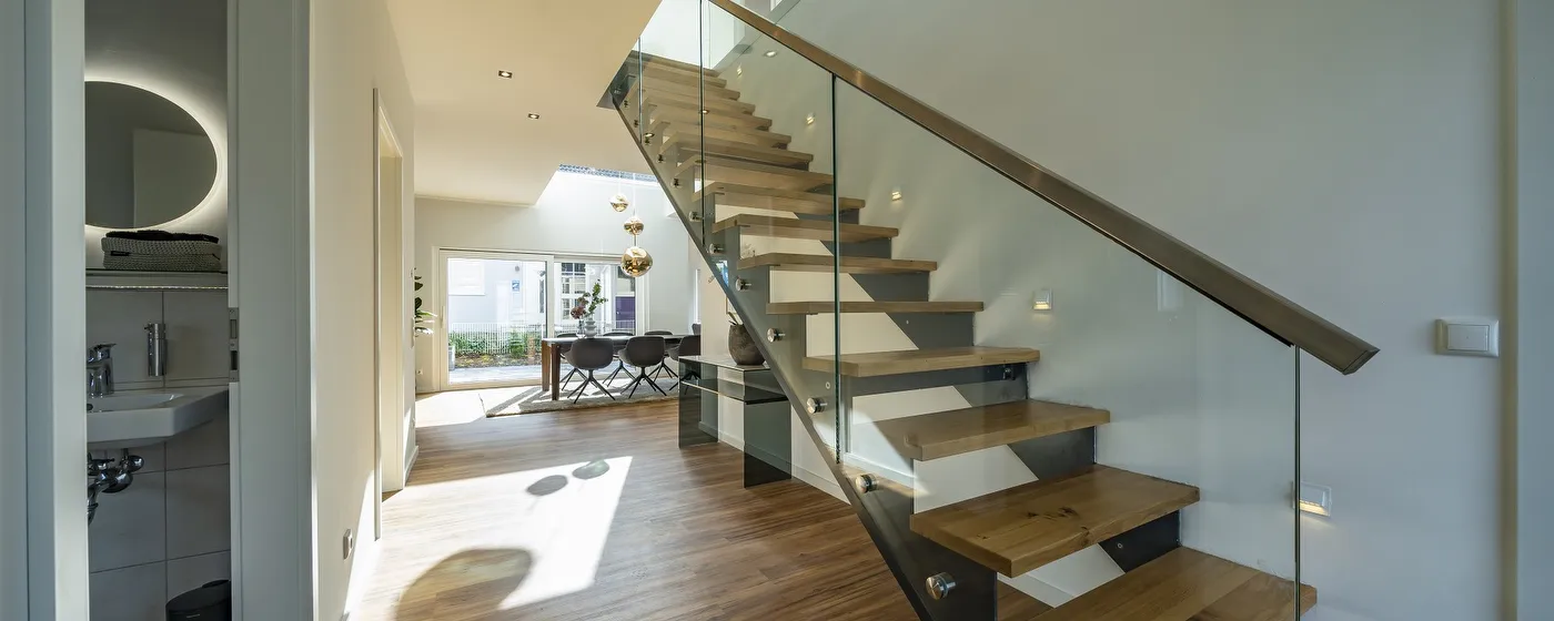 Stadtvilla mit moderner geradläufiger Treppe