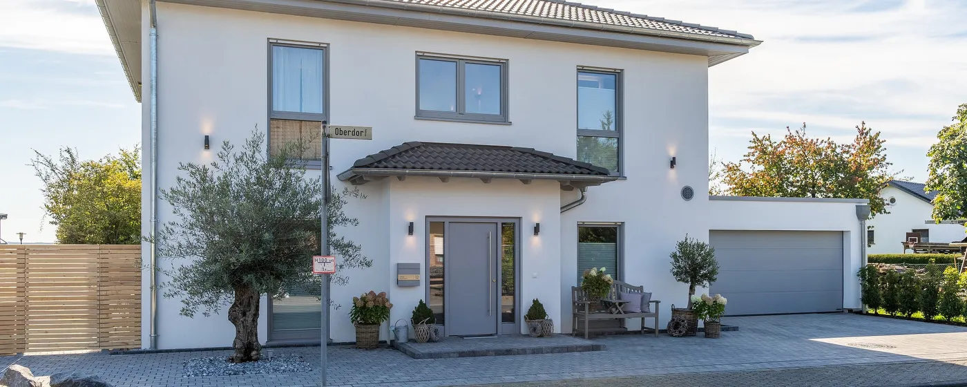 Stadtvilla mit vorgezogenem überdachten Hauseingang