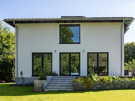 Elegante Hausarchitektur - Große, bodentiefe Fenster zur Terrasse und dem Garten