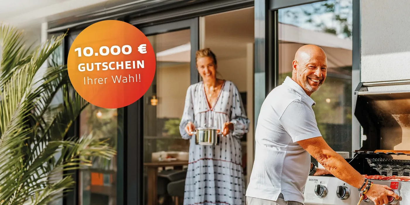 STREIF Beratungssituation mit Paar vor Küche, Terrasse und Hausplanung