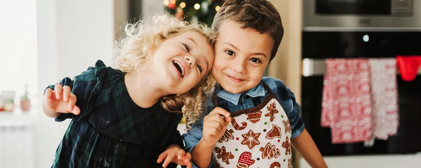 Ein Fertighaus-Zuhause - glückliche Kinder backen